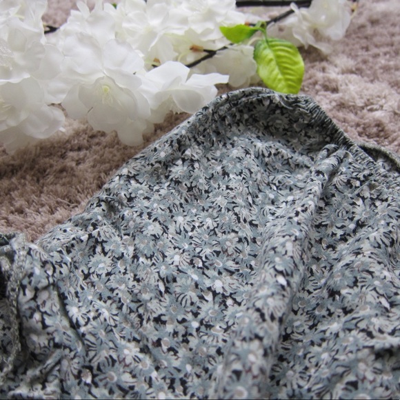 Brandy Melville Grey Floral Shorts - Picture 4 of 4